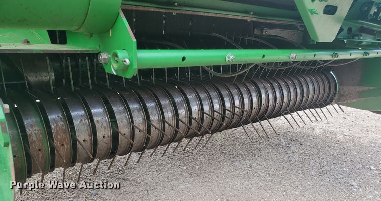 image for item KK9197 2001 John Deere 567  round baler