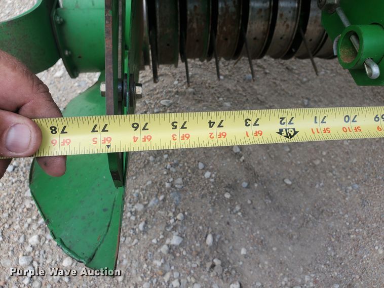 image for item KK9197 2001 John Deere 567  round baler