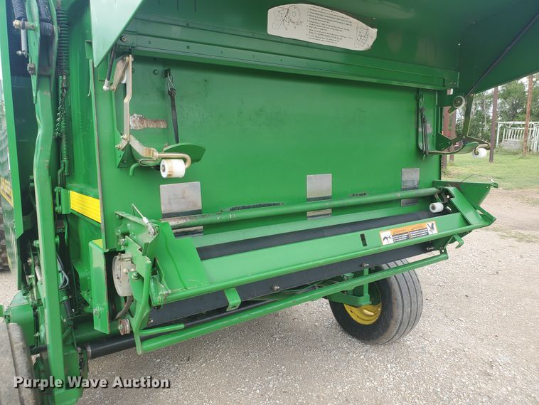 image for item KK9197 2001 John Deere 567  round baler