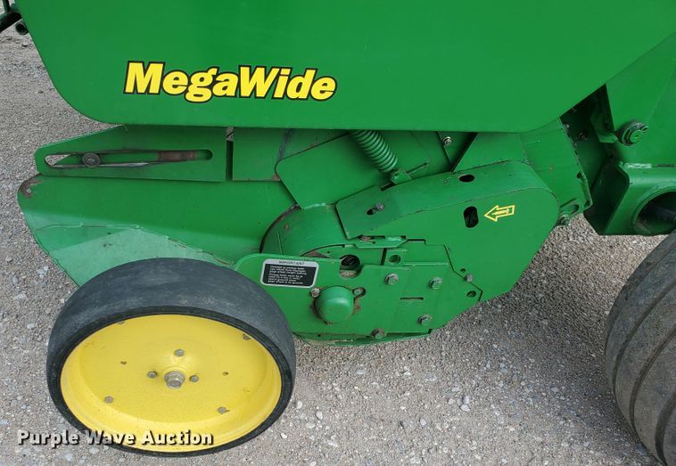 image for item KK9197 2001 John Deere 567  round baler