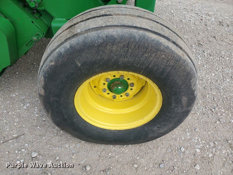 image for item KK9197 2001 John Deere 567  round baler