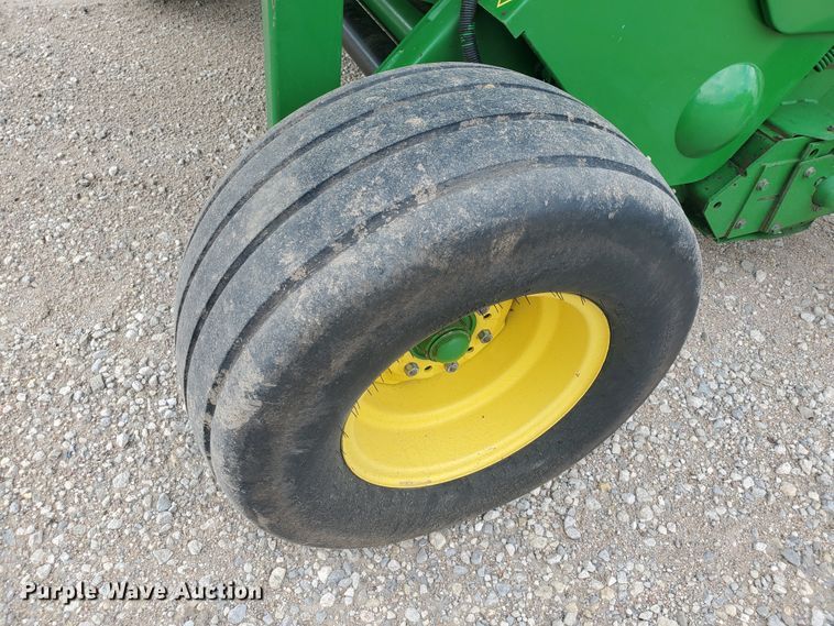 image for item KK9197 2001 John Deere 567  round baler