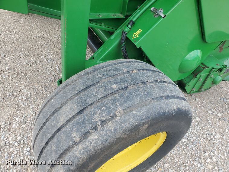 image for item KK9197 2001 John Deere 567  round baler