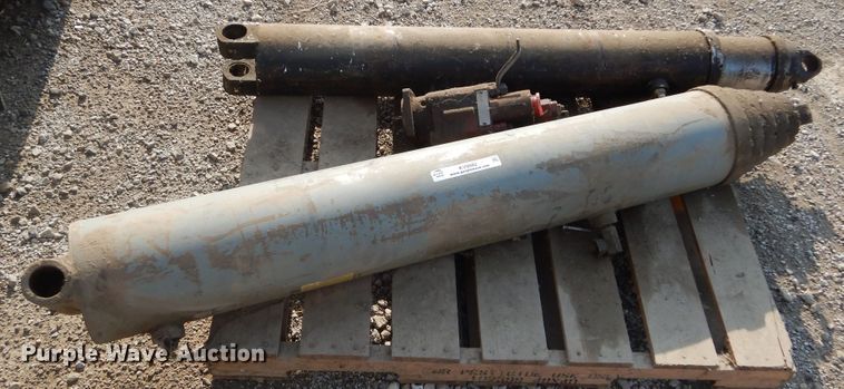 image for item KV9082 (2) dump truck hoist cylinders
