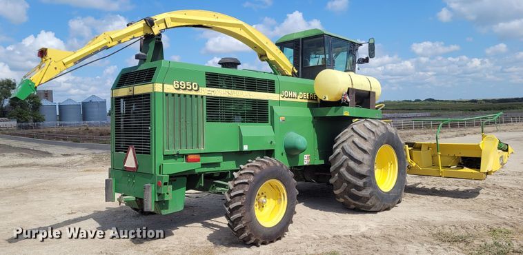 image for item DG3518 1998 John Deere 6950  forage harvester