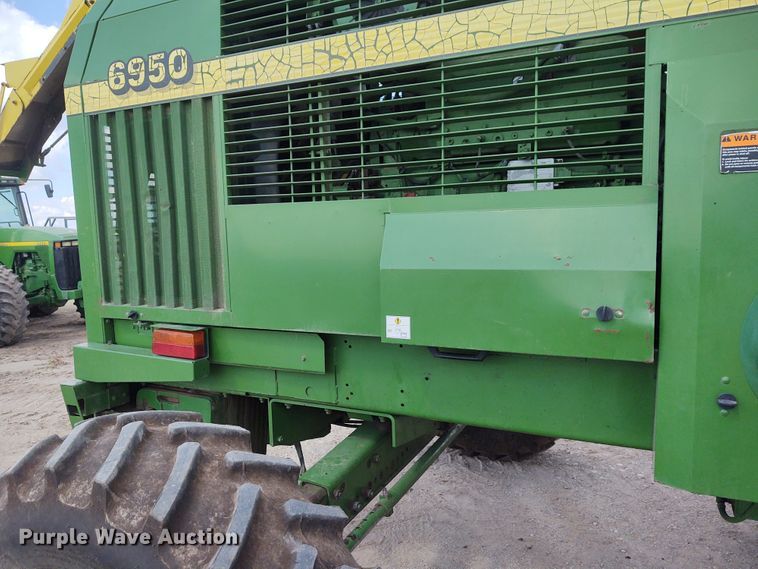 image for item DG3518 1998 John Deere 6950  forage harvester