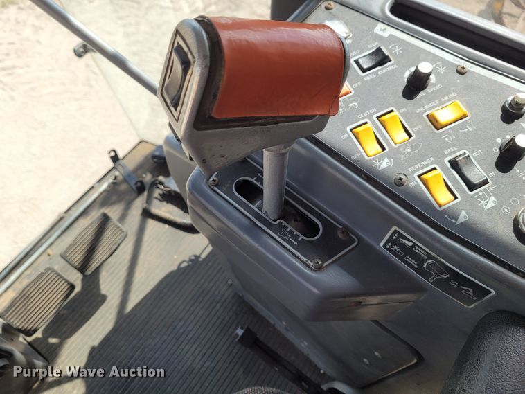 image for item DG3519 1997 Gleaner R72  RWA combine