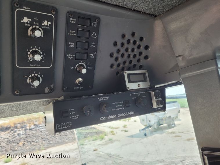 image for item DG3519 1997 Gleaner R72  RWA combine