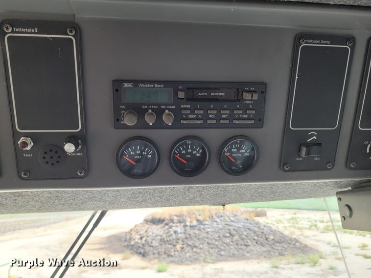 image for item DG3519 1997 Gleaner R72  RWA combine