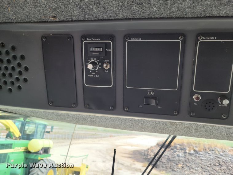 image for item DG3519 1997 Gleaner R72  RWA combine