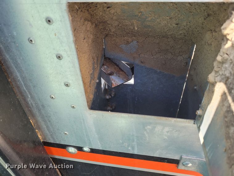 image for item DG3519 1997 Gleaner R72  RWA combine