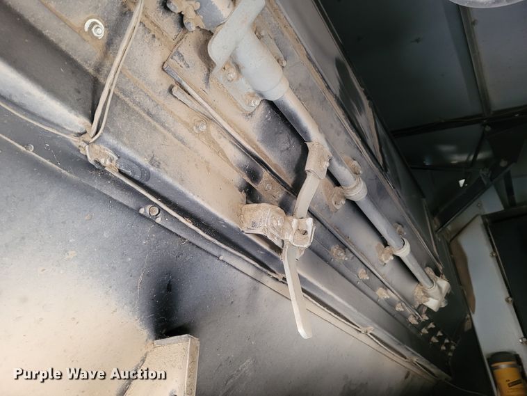 image for item DG3519 1997 Gleaner R72  RWA combine