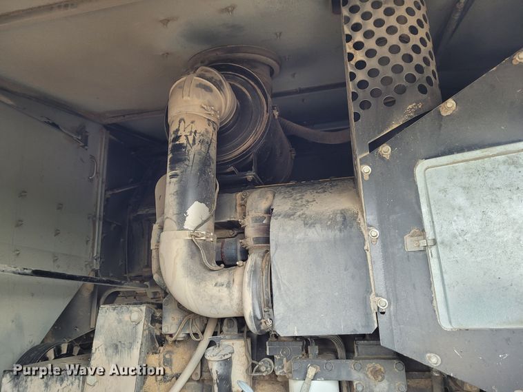 image for item DG3519 1997 Gleaner R72  RWA combine