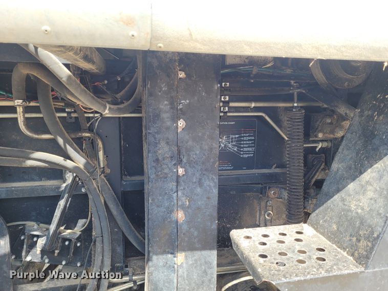 image for item DG3519 1997 Gleaner R72  RWA combine