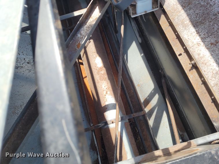 image for item DG3519 1997 Gleaner R72  RWA combine