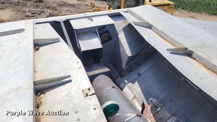 image for item DG3519 1997 Gleaner R72  RWA combine