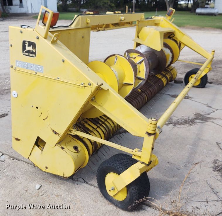 image for item DG3520 2001 John Deere 640A  pickup head