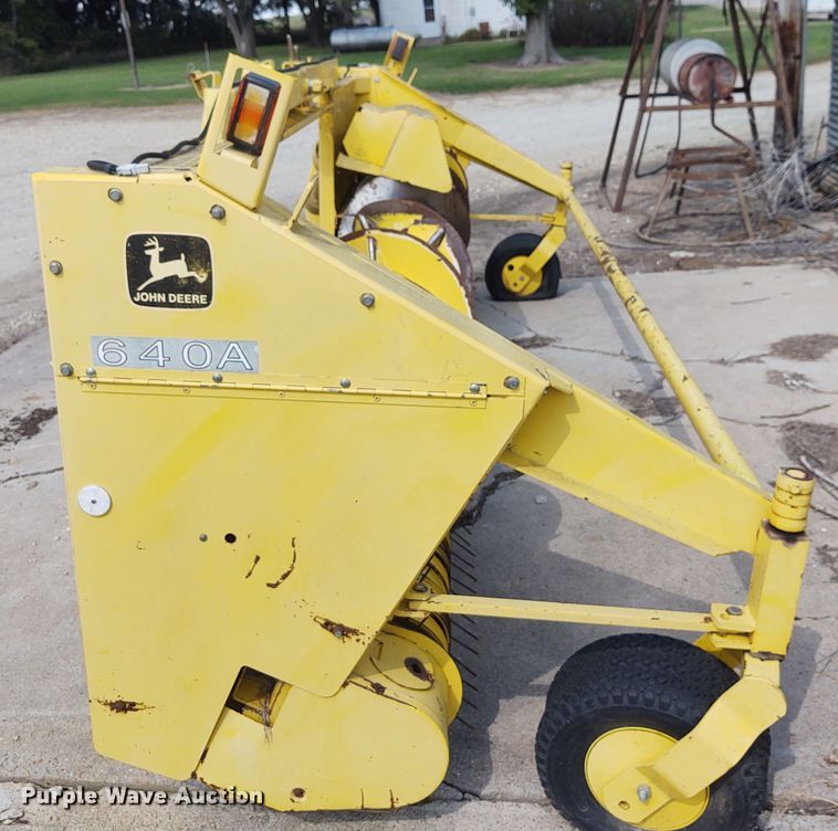 image for item DG3520 2001 John Deere 640A  pickup head