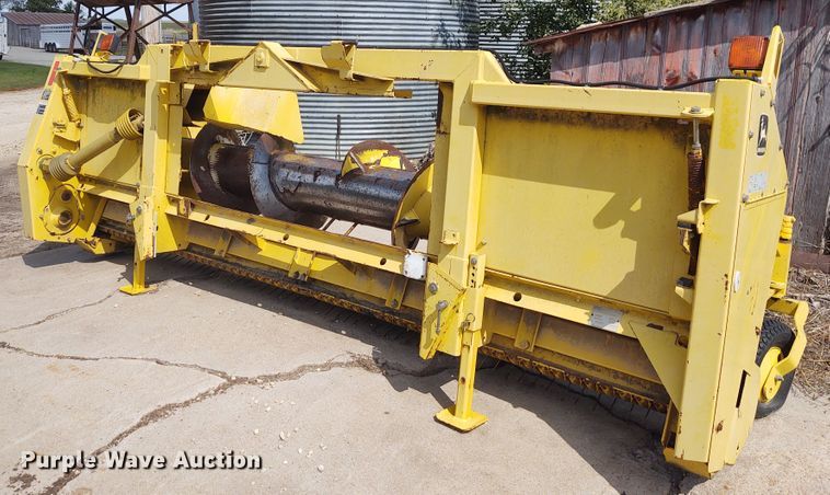 image for item DG3520 2001 John Deere 640A  pickup head