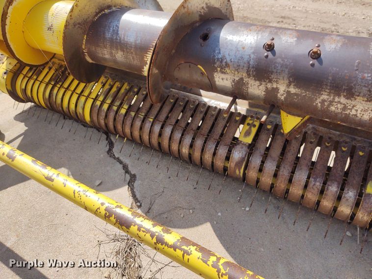 image for item DG3520 2001 John Deere 640A  pickup head