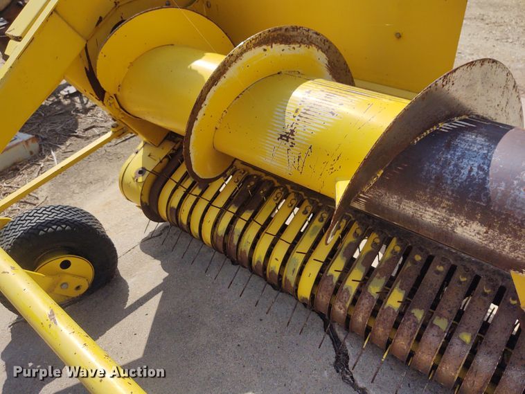 image for item DG3520 2001 John Deere 640A  pickup head