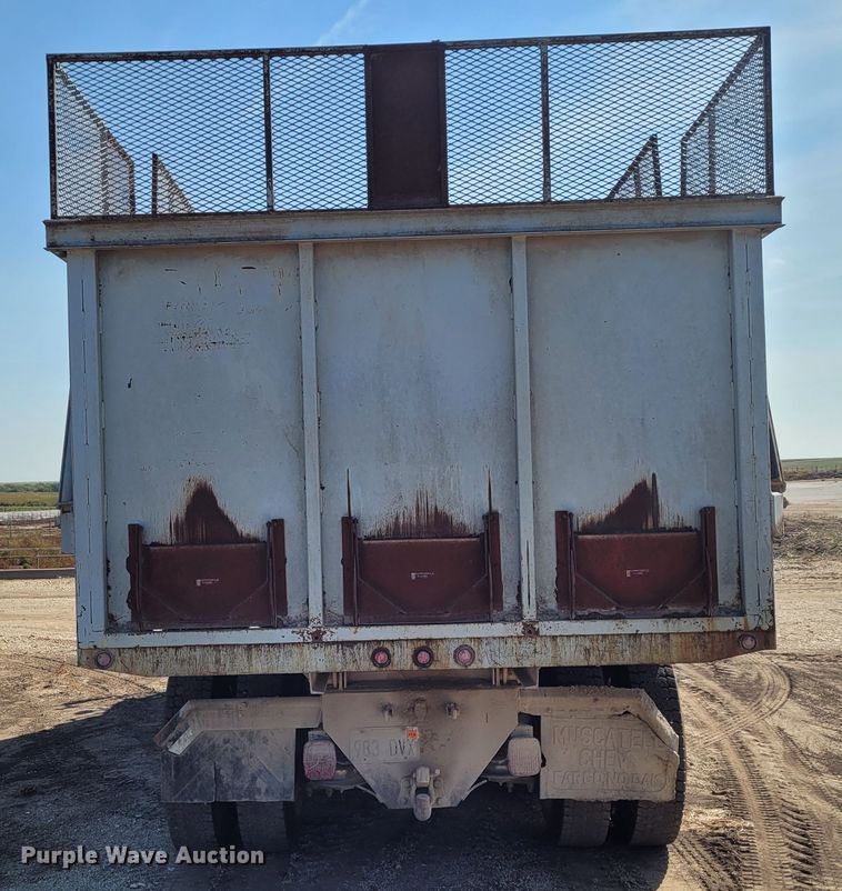 image for item DG3523 1992 Freightliner FLD120  silage truck