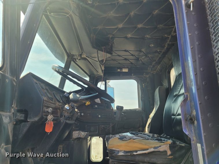 image for item DG3523 1992 Freightliner FLD120  silage truck