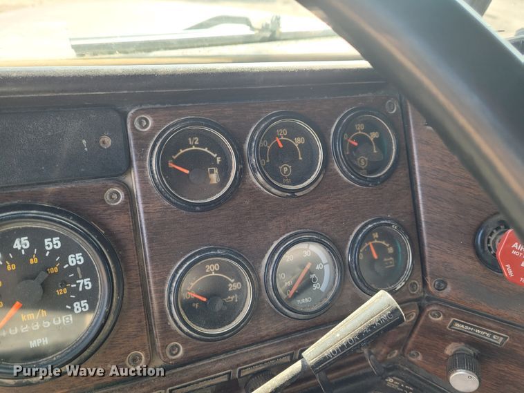 image for item DG3523 1992 Freightliner FLD120  silage truck