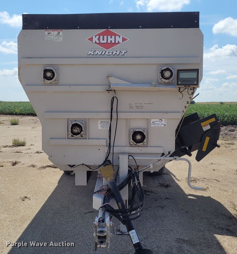image for item DG3526 2015 Kuhn Knight 4052  feed mixer