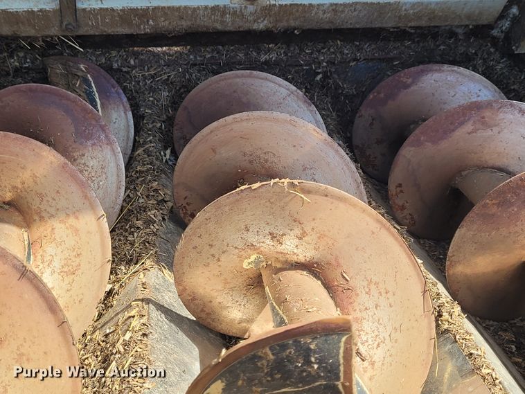 image for item DG3526 2015 Kuhn Knight 4052  feed mixer