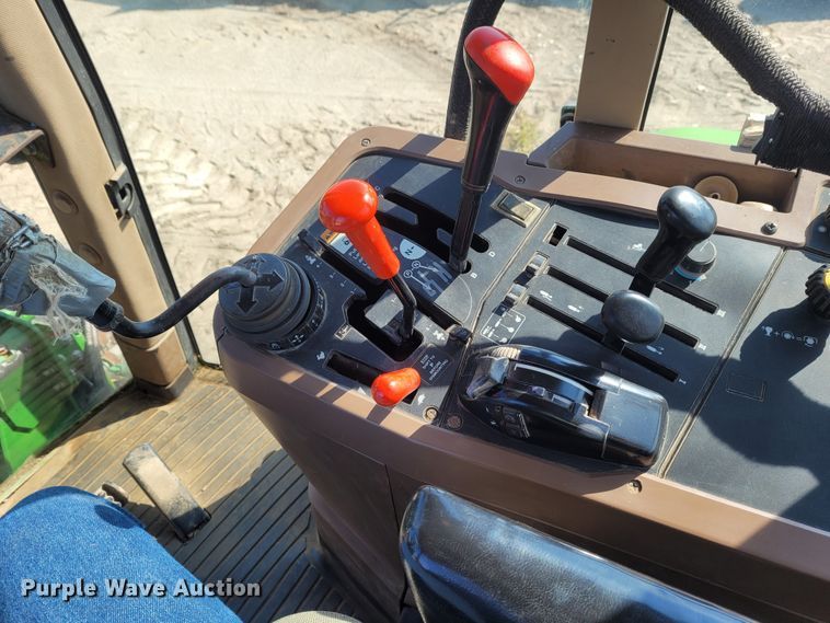 image for item DG3531 1994 John Deere 7200  MFWD tractor