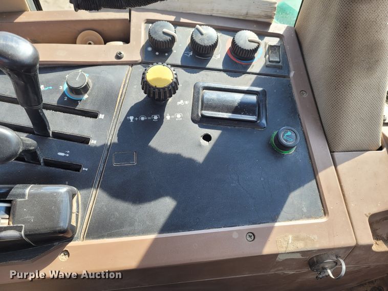 image for item DG3531 1994 John Deere 7200  MFWD tractor