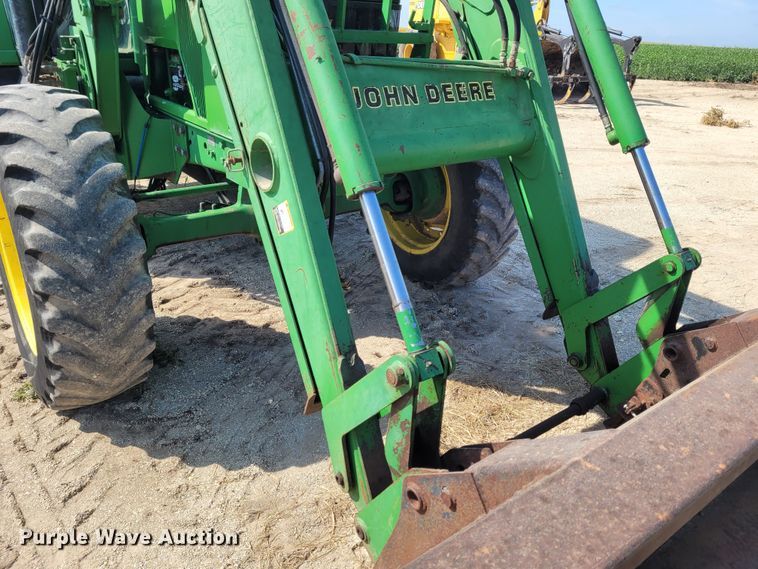 image for item DG3531 1994 John Deere 7200  MFWD tractor