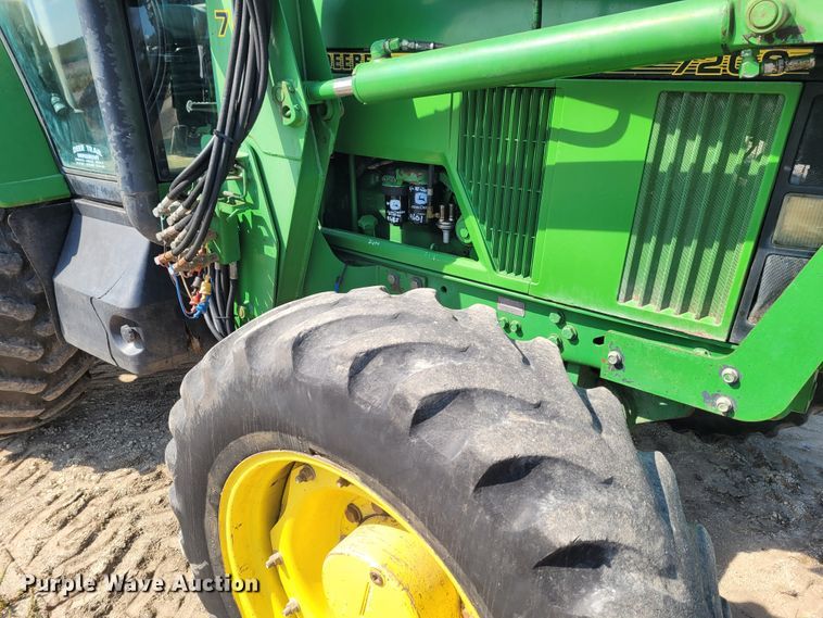 image for item DG3531 1994 John Deere 7200  MFWD tractor