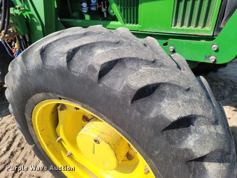 image for item DG3531 1994 John Deere 7200  MFWD tractor
