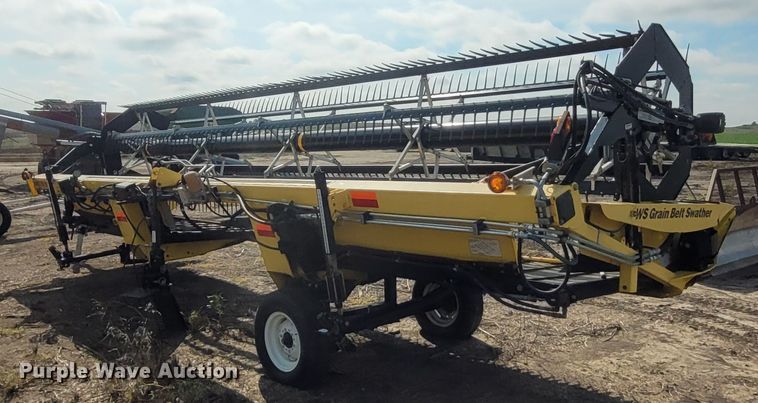 image for item DG3541 Honey Bee WS25  windrower draper head