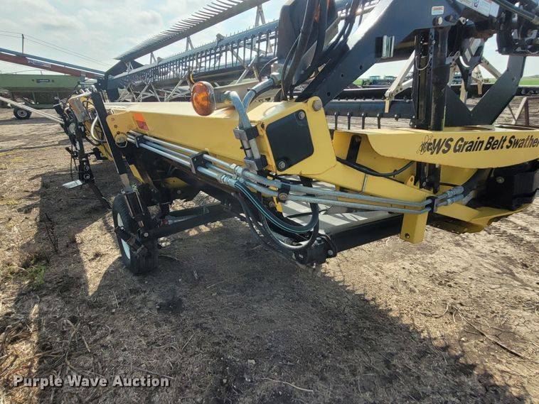 image for item DG3541 Honey Bee WS25  windrower draper head