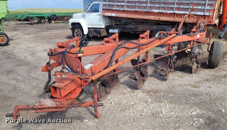 image for item DG3546 International 720  five bottom plow