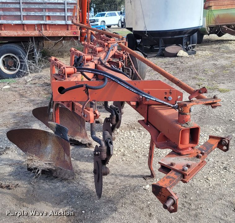 image for item DG3546 International 720  five bottom plow