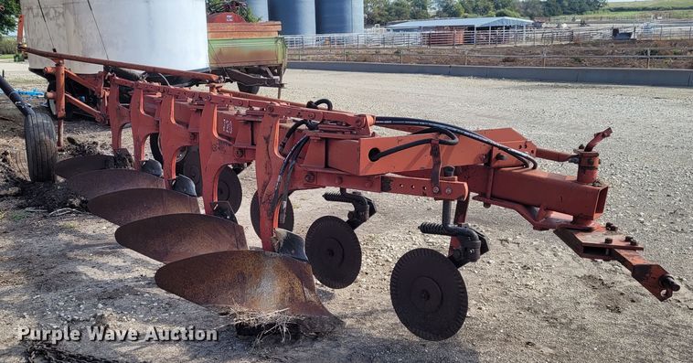 image for item DG3546 International 720  five bottom plow