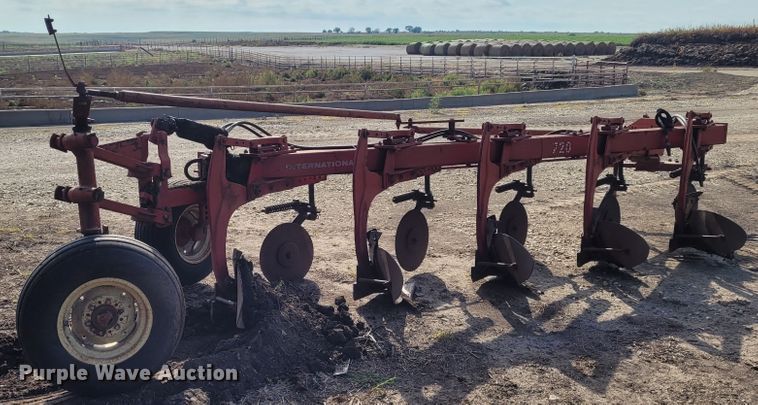 image for item DG3546 International 720  five bottom plow
