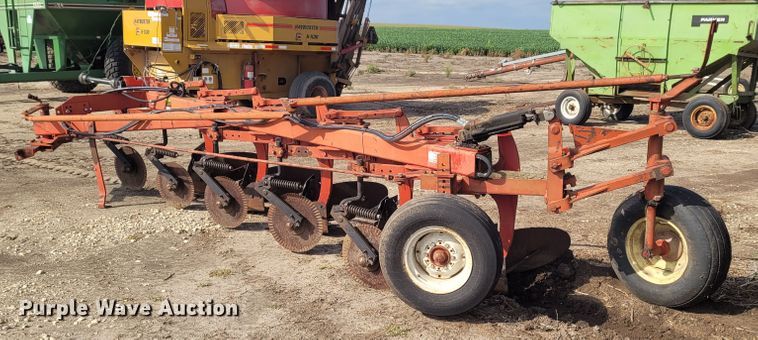 image for item DG3546 International 720  five bottom plow