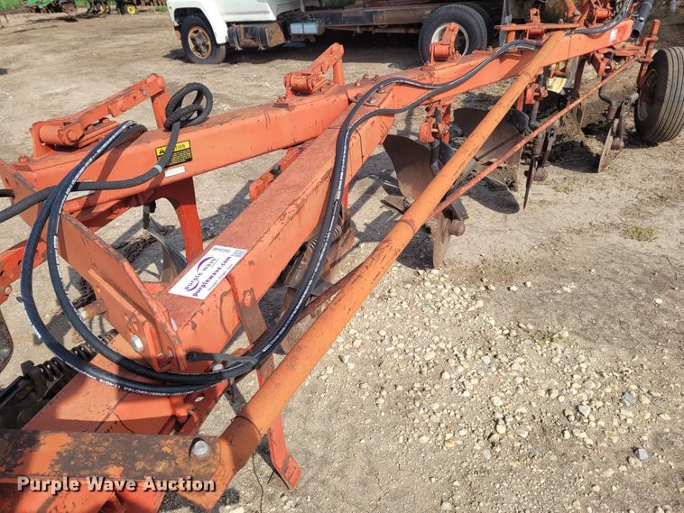 image for item DG3546 International 720  five bottom plow