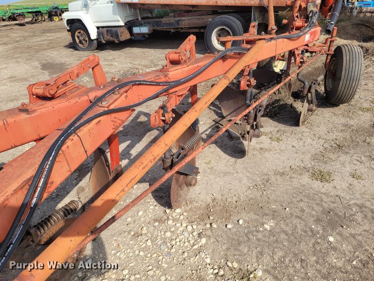 image for item DG3546 International 720  five bottom plow