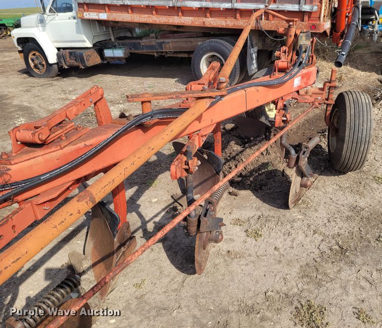 image for item DG3546 International 720  five bottom plow