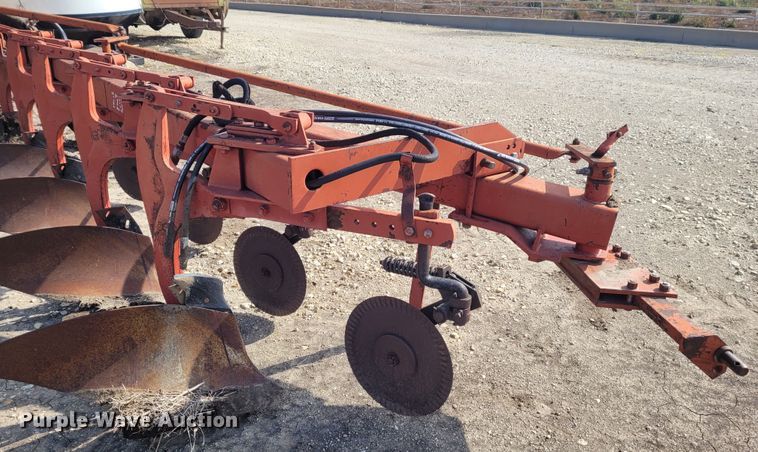 image for item DG3546 International 720  five bottom plow