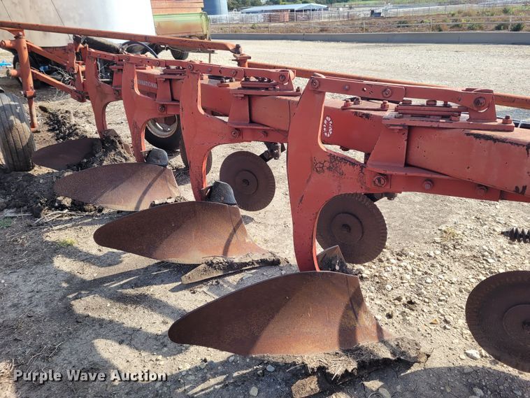 image for item DG3546 International 720  five bottom plow