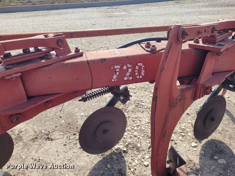 image for item DG3546 International 720  five bottom plow