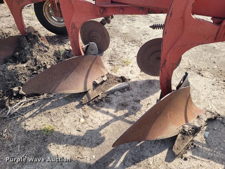 image for item DG3546 International 720  five bottom plow