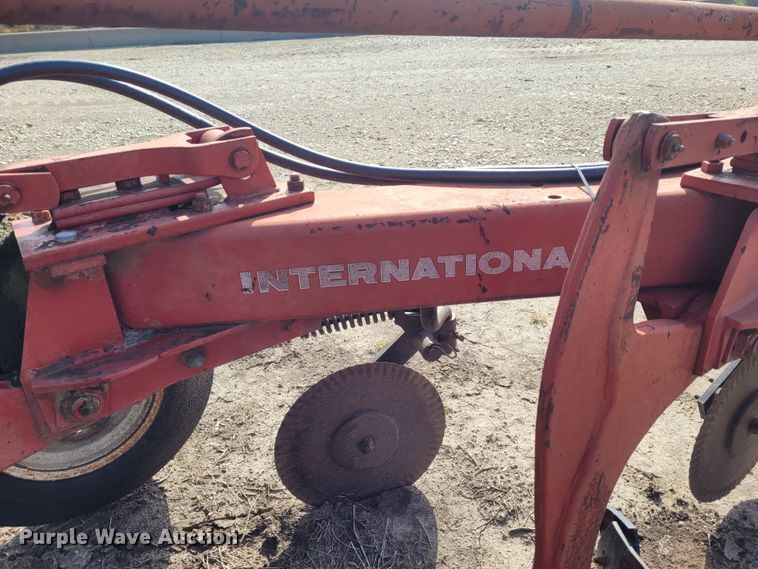 image for item DG3546 International 720  five bottom plow